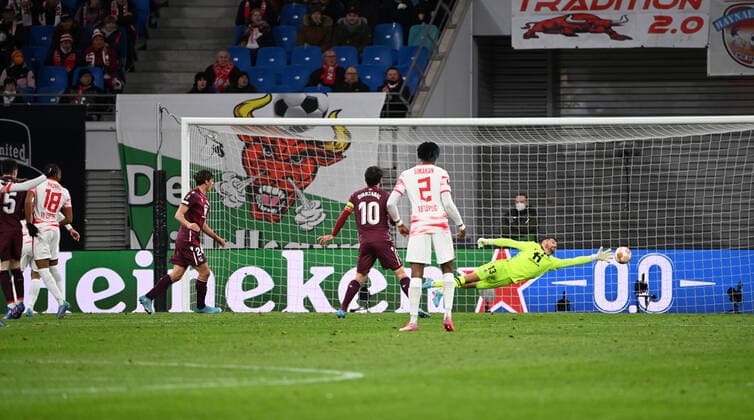 Fussball, Herren, Saison 2021 2022, Europa League (Play-offs, zum Erreichen des Achtelfinals, Hinspiel), RB Leipzig - Real Sociedad San Sebastian, v. l. Christopher Nkunku (RB Leipzig) erzielt das Tor zum 1:1 gegen Torhüter Mathew Ryan (Real Sociedad), 17.02. 2022, Copyright: xMatthiasxKochx