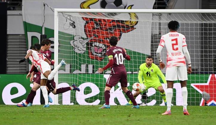 Fussball, Herren, Saison 2021 2022, Europa League (Play-offs, zum Erreichen des Achtelfinals, Hinspiel), RB Leipzig - Real Sociedad San Sebastian, v. l. Christopher Nkunku (RB Leipzig) erzielt das Tor zum 1:1 gegen Torhüter Mathew Ryan (Real Sociedad), 17.02. 2022, Copyright: xMatthiasxKochx