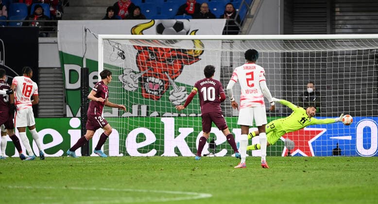 Fussball, Herren, Saison 2021 2022, Europa League (Play-offs, zum Erreichen des Achtelfinals, Hinspiel), RB Leipzig - Real Sociedad San Sebastian, v. l. Christopher Nkunku (RB Leipzig) erzielt das Tor zum 1:1 gegen Torhüter Mathew Ryan (Real Sociedad), 17.02. 2022, Copyright: xMatthiasxKochx