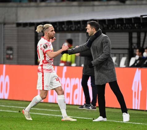 Football, men, 2021 2022 season, Europa League play offs, to reach the round of 16, first leg , RB Leipzig Real Sociedad San Sebastian, v l Kevin Kampl RB Leipzig , coach Domenico Tedesco RB Leipzig , 17 02 2022, Copyright: xMatthiasxKochx