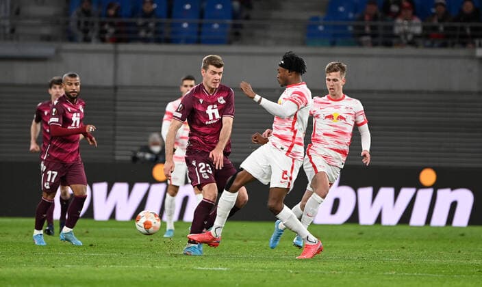 Fussball, Herren, Saison 2021 2022, Europa League (Play-offs, zum Erreichen des Achtelfinals, Hinspiel), RB Leipzig - Real Sociedad San Sebastian, v. l. Alexander Sörloth (Real Sociedad), Mohamed Simakan (RB Leipzig), Dani Olmo (RB Leipzig), 17.02. 2022, Copyright: xMatthiasxKochx