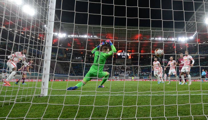 Fussball, Herren, Saison 2021 2022, Europa League (Play-offs, zum Erreichen des Achtelfinals, Hinspiel), RB Leipzig - Real Sociedad San Sebastian, Robin Le Normand (Real Sociedad) erzielt das Tor zum 0:1 gegen Torhüter Peter Gulacsi (RB Leipzig), 17.02. 2022, Copyright: xMatthiasxKochx