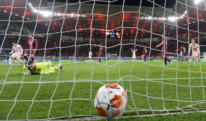 Fussball, Herren, Saison 2021 2022, Europa League (Play-offs, zum Erreichen des Achtelfinals, Hinspiel), RB Leipzig - Real Sociedad San Sebastian, Christopher Nkunku (RB Leipzig) erzielt das Tor zum 1:1 gegen Torhüter Mathew Ryan (Real Sociedad), 17.02. 2022, Copyright: xMatthiasxKochx