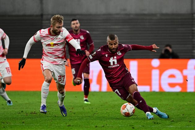 Konrad Laimer 27 Leipzig one-on-one, action, with Rafael 17 San Sebastian , RB Leipzig vs Real Sociedad, Europa League, PLayoff first leg, 17 02 2022 Copyright: xkolbert-press MarcxNiemeyerx