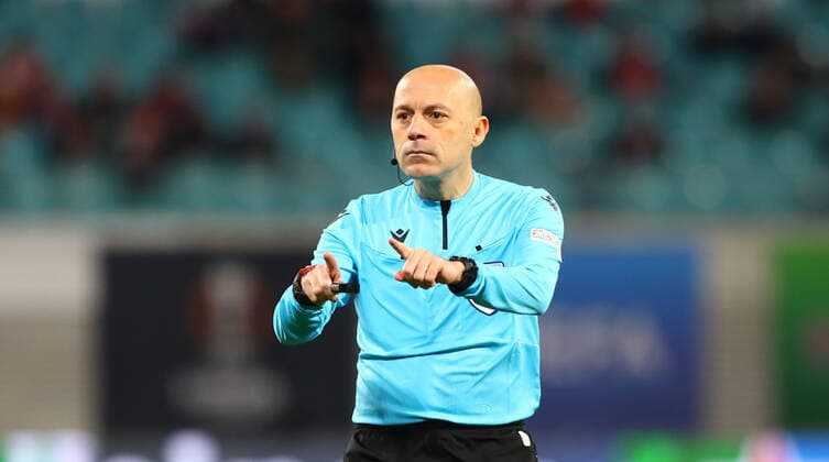 RB Leipzig - San Sebastian 17.02.2022 Leipzig, 17.02.2022, Red Bull Arena, Fussball, UEFA Europa League, Play Off Runde , RB Leipzig (GER) vs. Real Sociedad San Sebastian (ESP) , Im Bild: Schiedsrichter Cüneyt Cakir (TUR) , UEFA regulations prohibit any use of photographs as image sequences and or quasi-video , Picture Point