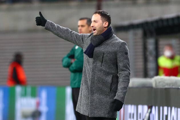 17 02 2022, xtgx, football UEFA European League, RB Leipzig Real Sociedad San Sebastian emspor, v l Domenic Tedesco Leipzig, coach gives instructions, gestures with arms, gesticulate, gives instructions thumbs up DFL DFB REGULATES PROHIBIT ANY USE OF PHOTOGRAPHS AS IMAGE SEQUENCES AND OR QUASI VIDEO Leipzig