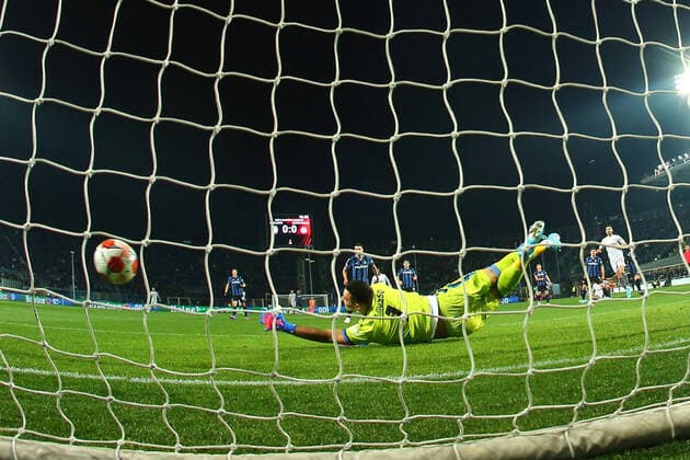 February 17, 2022, BERGAMO, Italia: Olympiacos Tiquinho Soares scores the goal 0-1 his side during UEFA Europa League playoff soccer match Atalanta BC vs Olympiacos Piraeus at the Gewiss Stadium in Bergamo, Italy, 17 February 2022..ANSA PAOLO MAGNI BERGAMO Italia - ZUMAa110 20220217_zaf_a110_039 Copyright: xPaoloxMagnix