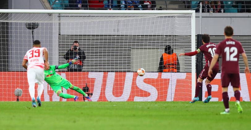 RB Leipzig - San Sebastian 17.02.2022 Leipzig, 17.02.2022, Red Bull Arena, Fussball, UEFA Europa League, Play Off Runde , RB Leipzig (GER) vs. Real Sociedad San Sebastian (ESP) , Tor für Real Sociedad zum 1:2 . Im Bild: Mikel Oyarzabal (10, San Sebastian) verwandelt einen Elfmeter gegen Torwart Peter Gulacsi (1, RB Leipzig) , UEFA regulations prohibit any use of photographs as image sequences and or quasi-video , Picture Point