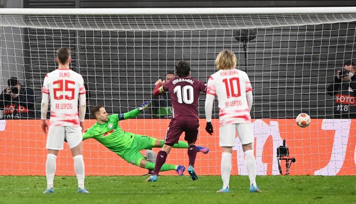 Fussball, Herren, Saison 2021 2022, Europa League (Play-offs, zum Erreichen des Achtelfinals, Hinspiel), RB Leipzig - Real Sociedad San Sebastian, Mikel Oyarzabal (Real Sociedad) erzielt per Handelfmeter das Tor zum 1:2 gegen Torhüter Peter Gulacsi (RB Leipzig), 17.02. 2022, Copyright: xMatthiasxKochx