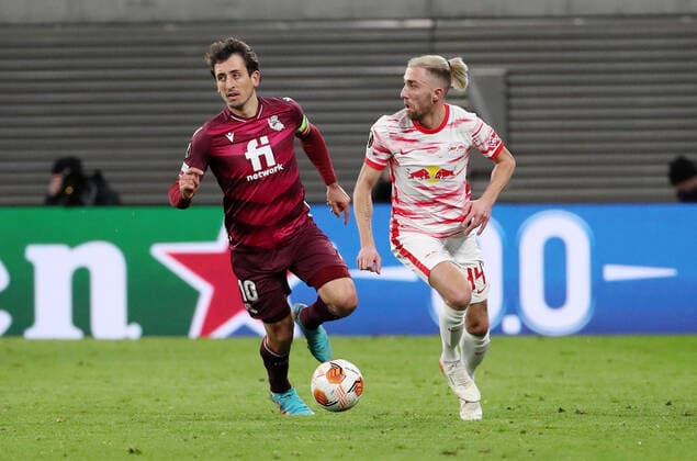 Mikel Oyarzabal, Kevin Kampl Aktion Spielszene Zweikampf Fußball Fussball UEFA Euroleague Europa League UEL Herren Saison 2021 2022 17.02.2022 Rasen Ballsport RB Leipzig RBL vs. Real Sociedad San Sebastian DFL regulations prohibit any use of photographs as image sequences and or quasi-video.