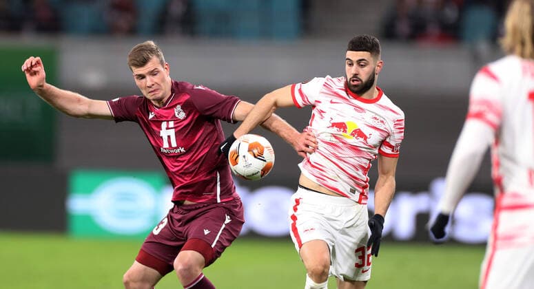RB Leipzig - San Sebastian 17.02.2022 Leipzig, 17.02.2022, Red Bull Arena, Fussball, UEFA EURO, EM, Europameisterschaft,Fussball League, Ko Runde PlayOff, Hinspiel , RB Leipzig vs. Real Sociedad San Sebastian , Im Bild von links; Alexander Sörloth Soerloth (23, San Sebastian), Josko Gvardiol (32, RB Leipzig). , UEFA regulations prohibit any use of photographs as image sequences and or quasi-video.