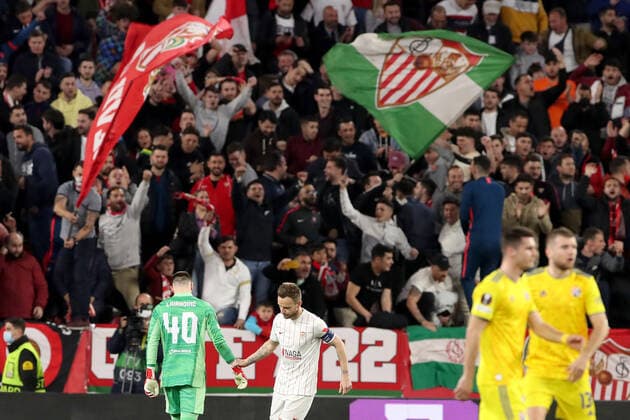 Fußball, EL, FC Sevilla -Dinamo Zagreb, Ausschreitungen im Fanblock Sevilla FC v Dinamo Zagreb: Knockout Round Play-Offs Leg One - UEFA Europa League Ivan Rakitic of FC Sevilla offers his hand to Goalkeeper Dominik Livakovic of Dinamo Zagreb during the UEFA Europa League Knockout Round Play-Offs Leg One match between Sevilla FC and Dinamo Zagreb at Estadio Ramon Sanchez Pizjuan on February 17, 2022 in Seville, Spain. GoranxStanzl PIXSELL