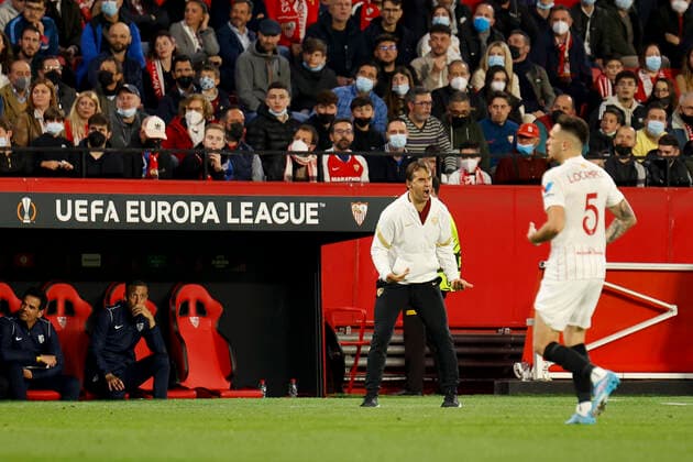 February 17, 2022, Seville, Spain: JULEN LOPETEGUI, head coach of Sevilla, in action during the Europa League Play-off, 1st leg, soccer match between Sevilla FC and Dinamo Zagreb at the Ramon Sanchez Pizjuan Stadium Seville Spain - ZUMAa142 20220217_zap_a142_017 Copyright: xDanielxGonzalezxAcunax