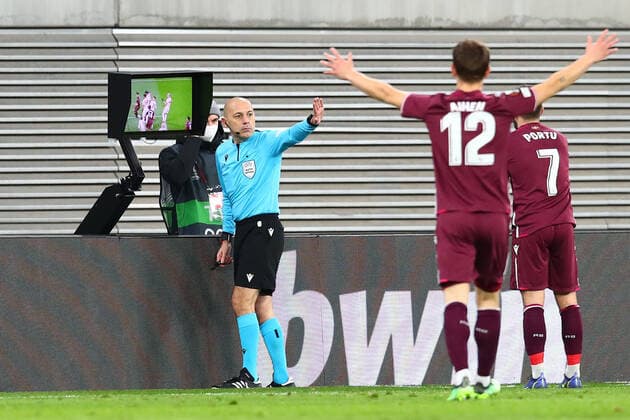 17 02 2022, xtgx, football UEFA European League, RB Leipzig Real Sociedad San Sebastian emspor, v l referee, referee Cuneyt Cakir at video evidence DFL DFB REGULATIONS PROHIBIT ANY USE OF PHOTOGRAPHS as IMAGE SEQUENCES and or QUASI VIDEO Leipzig