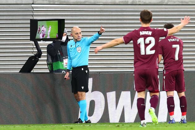 17 02 2022, xtgx, football UEFA European League, RB Leipzig Real Sociedad San Sebastian emspor, v l referee, referee Cuneyt Cakir at video evidence DFL DFB REGULATIONS PROHIBIT ANY USE OF PHOTOGRAPHS as IMAGE SEQUENCES and or QUASI VIDEO Leipzig