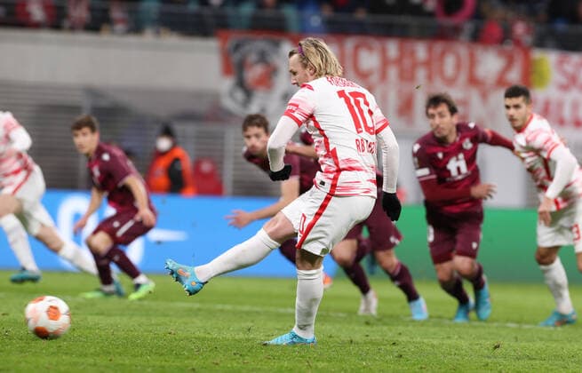 RB Leipzig - San Sebastian 17.02.2022 Leipzig, 17.02.2022, Red Bull Arena, Fussball, UEFA EURO, EM, Europameisterschaft,Fussball League, Ko Runde PlayOff, Hinspiel , RB Leipzig vs. Real Sociedad San Sebastian , Im Bild; Tor für RB Leipzig. Emil Forsberg (10, RB Leipzig) trifft zum 2:2. , UEFA regulations prohibit any use of photographs as image sequences and or quasi-video.
