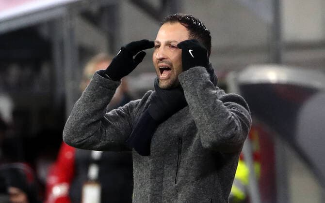 Trainer Domenico Tedesco Aktion Oberkoerper Oberkörper Fußball Fussball UEFA Euroleague Europa League UEL Herren Saison 2021 2022 17.02.2022 Rasen Ballsport RB Leipzig RBL vs. Real Sociedad San Sebastian DFL regulations prohibit any use of photographs as image sequences and or quasi-video.