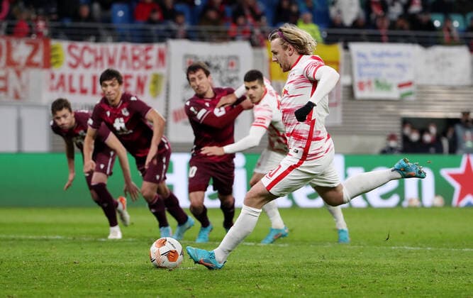 Emil Forsberg Elfmeter Strafstoß schießend zum 2:2 Ausgleich Fußball Fussball UEFA Euroleague Europa League UEL Herren Saison 2021 2022 17.02.2022 Rasen Ballsport RB Leipzig RBL vs. Real Sociedad San Sebastian DFL regulations prohibit any use of photographs as image sequences and or quasi-video.