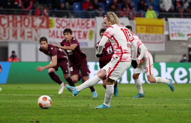 Emil Forsberg Elfmeter Strafstoß schießend zum 2:2 Ausgleich Fußball Fussball UEFA Euroleague Europa League UEL Herren Saison 2021 2022 17.02.2022 Rasen Ballsport RB Leipzig RBL vs. Real Sociedad San Sebastian DFL regulations prohibit any use of photographs as image sequences and or quasi-video.