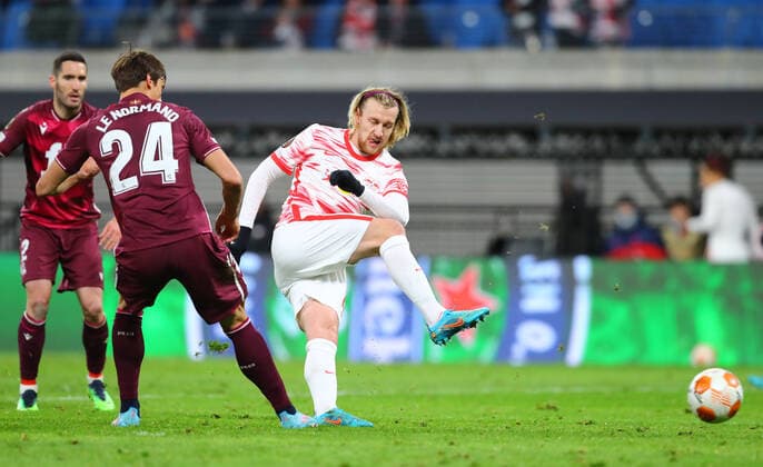 RB Leipzig San Sebastian 17 02 2022 Leipzig, 17 02 2022, Red Bull Arena, Football, UEFA Europa League, Play Off Round , RB Leipzig GER vs Real Sociedad San Sebastian ESP , In picture f l Robin Le Normand 24, San Sebastian and Emil Forsberg 10, RB Leipzig , UEFA regulations prohibit any use of photographs as image sequences and or quasi video , Picture Point