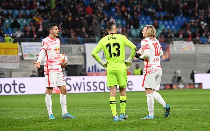 Football, men, 2021 2022 season, Europa League play offs, to reach the round of 16, first leg , RB Leipzig Real Sociedad San Sebastian, v l Andre Silva RB Leipzig and Emil Forsberg RB Leipzig before the penalty to 2 2, 17 02 2022, Copyright: xMatthiasxKochx