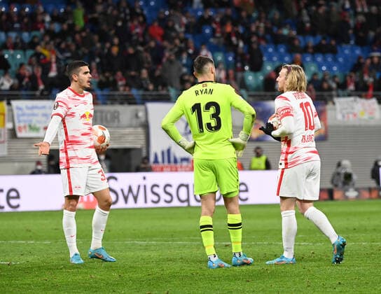 Football, men, 2021 2022 season, Europa League play offs, to reach the round of 16, first leg , RB Leipzig Real Sociedad San Sebastian, v l Andre Silva RB Leipzig and Emil Forsberg RB Leipzig before the penalty to 2 2, 17 02 2022, Copyright: xMatthiasxKochx