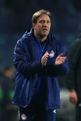 February 17, 2022, BERGAMO, Italia: Olympiacos s coach Pedro Martins reacts during UEFA Europa League playoff soccer match Atalanta BC vs Olympiacos Piraeus at the Gewiss Stadium in Bergamo, Italy, 17 February 2022..ANSA PAOLO MAGNI Soccer: UEFA Europa League: Atalanta-Olympiacos  - ZUMAa110 20220217_zaf_a110_043 Copyright: xPaoloxMagnix