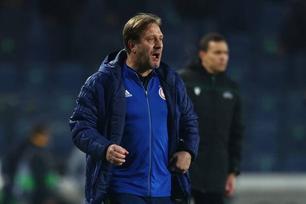 February 17, 2022, BERGAMO, Italia: Olympiacos s coach Pedro Martins reacts during UEFA Europa League playoff soccer match Atalanta BC vs Olympiacos Piraeus at the Gewiss Stadium in Bergamo, Italy, 17 February 2022..ANSA PAOLO MAGNI Soccer: UEFA Europa League: Atalanta-Olympiacos  - ZUMAa110 20220217_zaf_a110_044 Copyright: xPaoloxMagnix