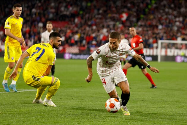 February 17, 2022, Seville, Spain: PAPU GOMEZ of Sevilla (R)in action in front of MAHIR EMRELI of Dinamo Zagreb (L) during the Europa League Play-off, 1st leg, soccer match between Sevilla FC and Dinamo Zagreb at the Ramon Sanchez Pizjuan Stadium Seville Spain - ZUMAa142 20220217_zap_a142_022 Copyright: xDanielxGonzalezxAcunax
