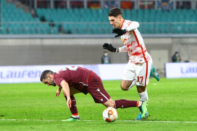 17 02 2022, xtgx, football UEFA European League, RB Leipzig Real Sociedad San Sebastian emspor, v l Joseba Zaluda Sociedad, 2 foult Dominik Szoboszlai Leipzig, 17 , elfmeter DFL DFB REGULATIONS PROHIBIT ANY USE OF PHOTOGRAPHS as IMAGE SEQUENCES and or QUASI VIDEO Leipzig