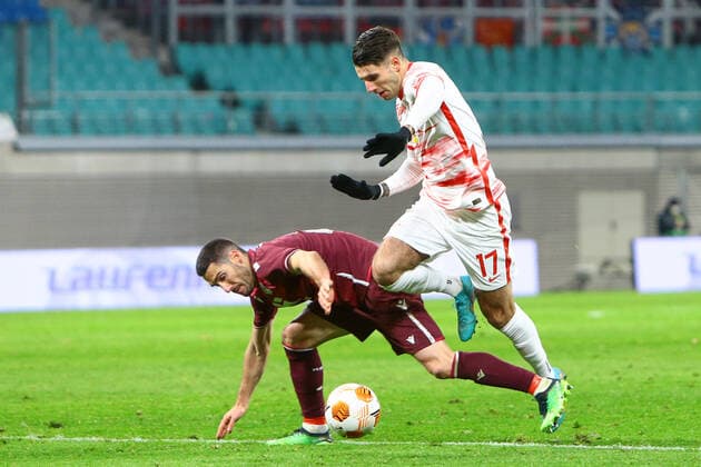 17 02 2022, xtgx, football UEFA European League, RB Leipzig Real Sociedad San Sebastian emspor, v l Joseba Zaluda Sociedad, 2 foult Dominik Szoboszlai Leipzig, 17 , elfmeter DFL DFB REGULATIONS PROHIBIT ANY USE OF PHOTOGRAPHS as IMAGE SEQUENCES and or QUASI VIDEO Leipzig