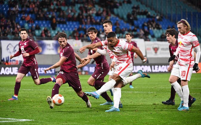 Football, men, 2021 2022 season, Europa League play offs, to reach the round of 16, first leg , RB Leipzig Real Sociedad San Sebastian, v l Jon Pacheco Real Sociedad , Benjamin Henrichs RB Leipzig , 17 02 2022, Copyright: xMatthiasxKochx