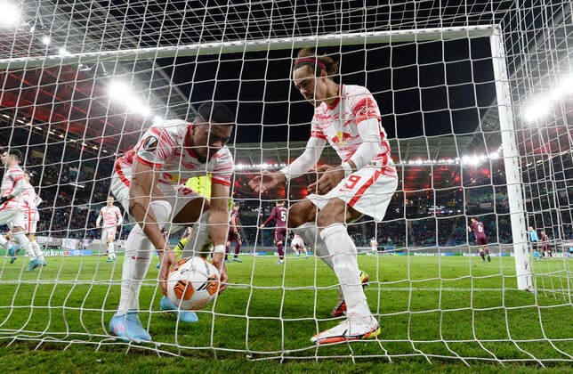 Football, men, 2021 2022 season, Europa League play offs, to reach the round of 16, first leg , RB Leipzig Real Sociedad San Sebastian, v l Benjamin Henrichs RB Leipzig , Yussuf Poulsen RB Leipzig , cheering after goal to 2 2, 17 02 2022, Copyright: xMatthiasxKochx