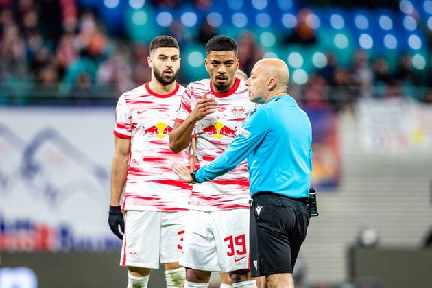 FB EL RB Leipzig Real Sociedad Benjamin Henrichs RB Leipzig with referee Cueneyt Cakir during the knockout rounds play off season 2021 2022 in the Europa League men between RB Leipzig and Real Sociedad San Sebastian at Red Bull Arena on 17 February 2022 in Leipzig, Saxony, Germany