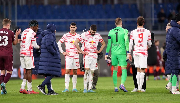 RB Leipzig - San Sebastian 17.02.2022 Leipzig, 17.02.2022, Red Bull Arena, Fussball, UEFA EURO, EM, Europameisterschaft,Fussball League, Ko Runde PlayOff, Hinspiel , RB Leipzig vs. Real Sociedad San Sebastian 2:2 (1:1) , Im Bild; Enttäuschung bei Leipzig nach dem Spiel. , UEFA regulations prohibit any use of photographs as image sequences and or quasi-video.
