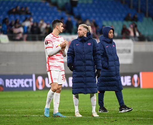 Fussball, Herren, Saison 2021 2022, Europa League (Play-offs, zum Erreichen des Achtelfinals, Hinspiel), RB Leipzig - Real Sociedad San Sebastian, v. l. Andre Silva (RB Leipzig), Kevin Kampl (RB Leipzig), Tyler Adams (RB Leipzig), Enttäuschung nach Abpfiff, 17.02. 2022, Copyright: xMatthiasxKochx