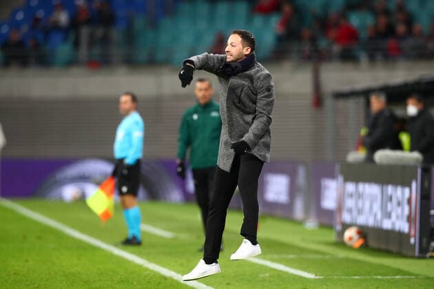 17 02 2022, xtgx, football UEFA European League, RB Leipzig Real Sociedad San Sebastian emspor, v l Domenic Tedesco Leipzig, coach complains, complains, scolds gives instructions, gestures with arms, gesticulate, gives instructions DFL DFB REGULATES PROHIBIT ANY USE OF PHOTOGRAPHS as IMAGE SEQUENCES and or QUASI VIDEO Leipzig