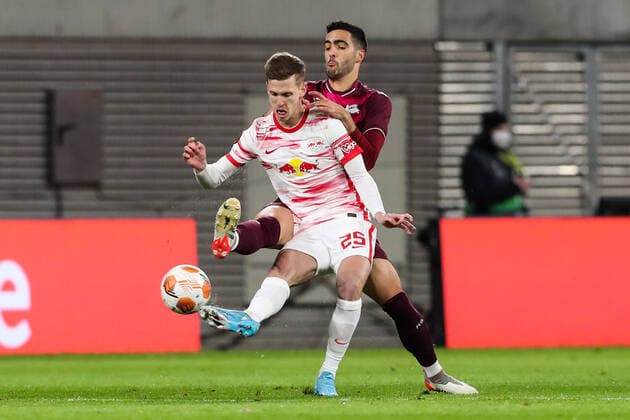 Dani Olmo (RB Leipzig,25) gegen Mikel Merino (Real Sociedad San Sebastian,8) - Europa League Saison 2021-2022 RB Leipzig vs. Real Sociedad San Sebastian in der Red Bull Arena in Leipzig - Aktion,Fussball,Deutschland,Mann,Männer,17.02.2022