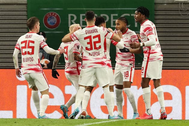 Torjubel - Torschütze Christopher Nkunku (RB Leipzig,18) trifft zum 1-1 gegen Mohamed Simakan (RB Leipzig,2) - Europa League Saison 2021-2022 RB Leipzig vs. Real Sociedad San Sebastian in der Red Bull Arena in Leipzig - Aktion,Fussball,Deutschland,Mann,Männer,17.02.2022