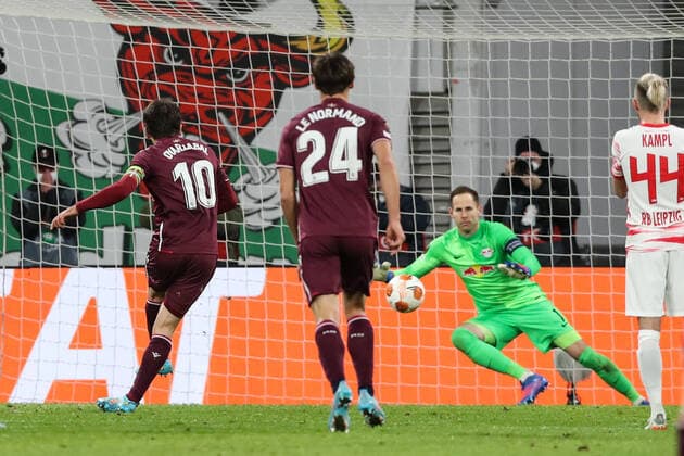 Torschütze Mikel Oyarzabal (Real Sociedad San Sebastian,10) trifft per Elfmeter zum 1-2 - Europa League Saison 2021-2022 RB Leipzig vs. Real Sociedad San Sebastian in der Red Bull Arena in Leipzig - Aktion,Fussball,Deutschland,Mann,Männer,17.02.2022