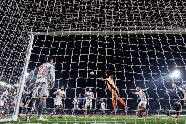 Mandatory Credit: Photo by Francesco Scaccianoce LiveMedia Shutterstock (12811868aq) Tomas Vaclik (Olympiacos FC) in action on a corner kick football Europa League match Atalanta BC vs Olympiakos, Gewiss Stadium, Bergamo, Italy - 17 Feb 2022 football Europa League match Atalanta BC vs Olympiakos, Gewiss Stadium, Bergamo, Italy - 17 Feb 2022  Copyright: xFrancescoxScaccianoce LiveMedia Shutterstockx 12811868aq