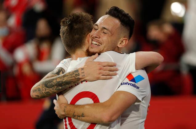 Partido de dieciseisavos de final de la Europa League entre el Sevilla FC y el Dinamo Zagreb. En la imagen, Rakitic y Ocampos se abrazan tras el gol del jugador argentino (2-1). Knockout round play-offs match of the Europa League between Sevilla and Dinamo Zagreb. In this picture, Ivan Rakitic and Lucas Ocampos hug each other after the goal by Ocampos (2-1). 