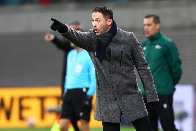 17 02 2022, xtgx, football UEFA European League, RB Leipzig Real Sociedad San Sebastian emspor, v l Domenic Tedesco Leipzig, coach gives instructions, gestures with arms, gesticulate, gives instructions DFL DFB REGULATES PROHIBIT ANY USE OF PHOTOGRAPHS AS IMAGE SEQUENCES AND OR QUASI VIDEO Leipzig
