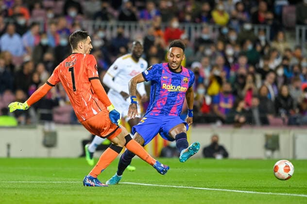17th February 2022; Camp Nou; Barcelona; Spain; UEFA Europa League; FC Barcelona, Barca versus Napoli; Pierre-Emerick Aubameyang (Barca) closes in as goalkeeper Meret of Napoli clears  ActionPlus12365051 agenciaLOF