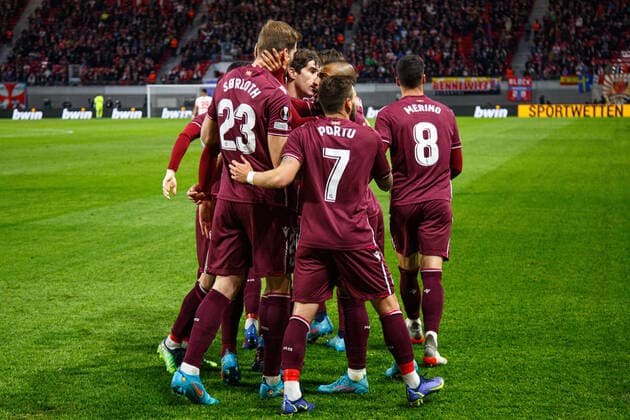 Leipzig, Germany 17 February 2022 Europa League 2021 2022 RB Leipzig vs San Sebastian 2 v l Goal scorer to 1 2 Mikel Oyarzabal Real Sociedad juebelt with his team Alexander Soerloth Real Sociedad , Mikel Oyarzabal Real Sociedad , Portu Real Sociedad , Mikel Merino Real Sociedad Red Bull Stadion Saxony Copyright: xFotostandx xMatybax