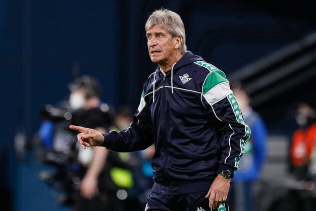 Zenit V Betis: Play-off - UEFA Europa League Real Betis head coach Manuel Pellegrini gestures during the UEFA Champions League Group H match between Zenit St. Petersburg and Malmo FF on September 29, 2021 at Gazprom Arena in Saint Petersburg, Russia. Saint Petersburg Russia  Copyright: xMikexKireevx originalFilename:kireev-zenitvbe220217_nppbM.jpg