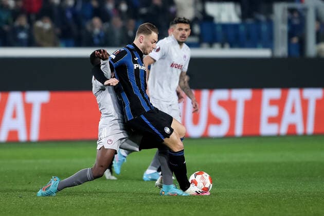BERGAMO, ITALY - FEBRUARY 17: Teun Koopmeiners midfielder for Atalanta B.C. ,ffbwt, Henry Onyekuru midfielder for Olympiacos Pireo F.C.during the Europa League football match between Atalanta and Olympiacos at Gewiss Stadium on February 17, 2022 in Bergamo, Italy. (Photo by Stefano Nicoli Speed Media Icon Sportswire) SOCCER: FEB 17 Europa League - Olympiacos at Atalanta Icon2202170035