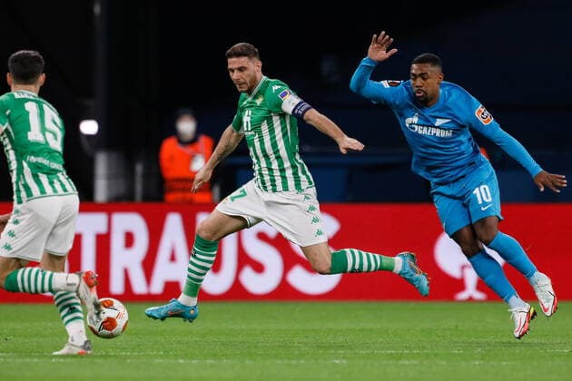 Zenit V Betis: Play-off - UEFA Europa League Malcom (R) of Zenit St. Petersburg and Joaquin (C) of Real Betis in action during the UEFA Champions League Group H match between Zenit St. Petersburg and Malmo FF on September 29, 2021 at Gazprom Arena in Saint Petersburg, Russia. Saint Petersburg Russia  Copyright: xMikexKireevx originalFilename:kireev-zenitvbe220217_npo12.jpg