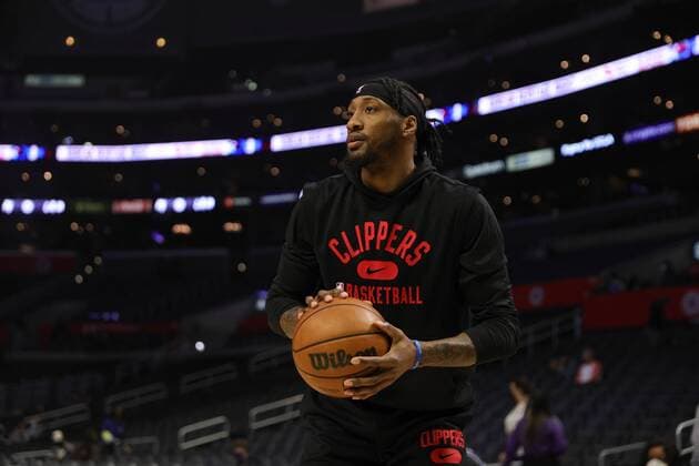 Robert Covington 22 of the LA Clippers warms up prior to the game vs the Houston Rockets, during an NBA, Basketball Herren, USA basketball game, between Los Angeles Clippers and Houston Rockets, at Crypto.com Arena in Los Angeles, 17 February 2022. Los Angeles Clippers vs Houston Rockets !ACHTUNG: NUR REDAKTIONELLE NUTZUNG!  Copyright: xPHILLIPxKIMx AME6649 20220218-fb310a82139130b8c3f3fdc24c24cf488d789d37