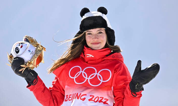 Bilder des Jahres 2022, Sport 02 Februar Sport Themen der Woche KW 07 Sport Bilder des Tages (220218) -- ZHANGJIAKOU, Feb. 18, 2022 -- Chinese athlete Gu Ailing celebrates during the flower ceremony after the freestyle skiing women s freeski halfpipe final of Beijing 2022 Winter Olympics at Genting Snow Park in Zhangjiakou, north China s Hebei Province, Feb. 18, 2022. ) (XHTP)(BEIJING2022)CHINA-ZHANGJIAKOU-OLYMPIC Winter games, Winterspiele,Spiele, Summer games FREESTYLE SKIING-WOMEN S FREESKI HALFPIPE-FINAL (CN) XiaoxYijiu 